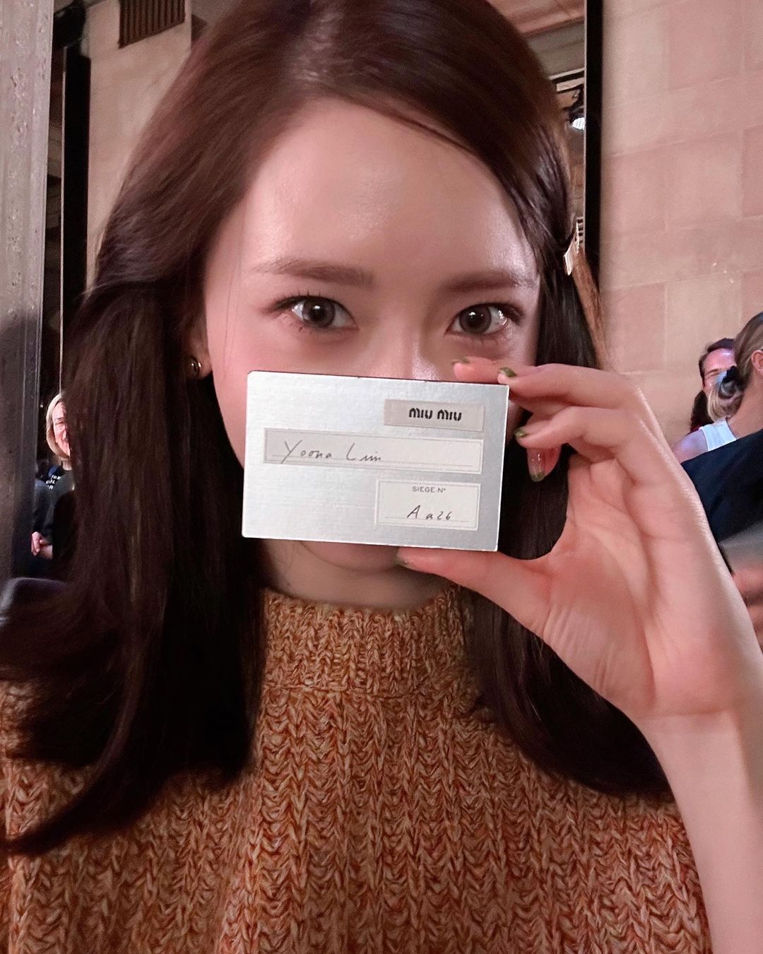 MOMO 甜喊潤娥「歐膩」！兩代女團成員巴黎時裝周華麗合體，乾杯、自拍又美又萌！
