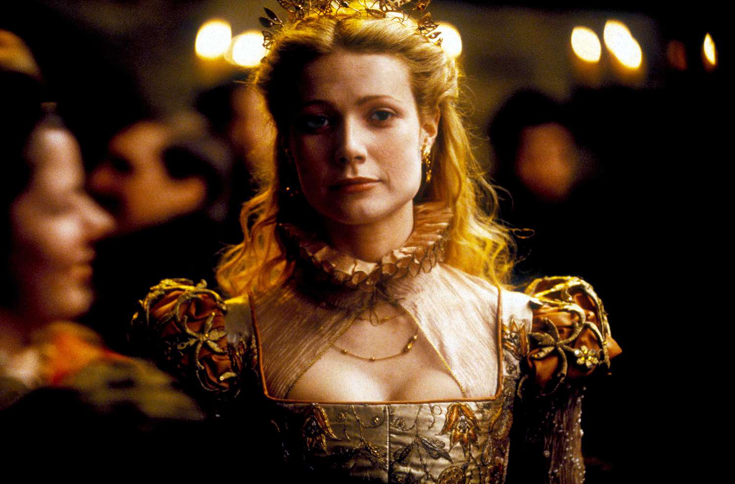 「小辣椒」成驚喜彩蛋！葛妮絲派特洛聖誕廣告重現經典， 25 年前奧斯卡影后造型令人驚豔！