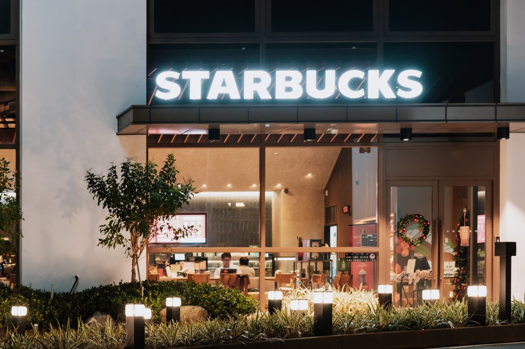 喝咖啡只是順便！星巴克特色門市「沙鹿北勢」新開幕買一送一！限定「黑糖抹茶葛粉那堤、Bearista熊杯架」想收！