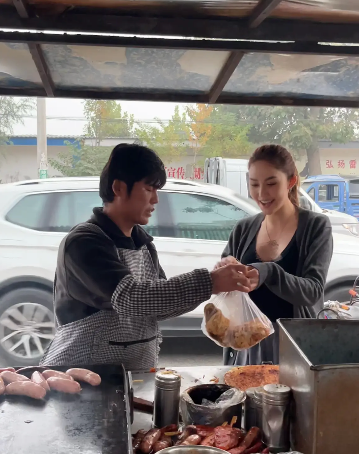 「杰倫的多重宇宙」再放大！周董賣灌餅「昆凌」來探班互動超甜！網笑稱：平價版的天王夫妻