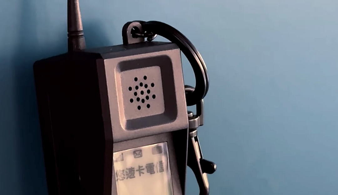 80 年代手機始祖「黑金剛大哥大」變身造型悠遊卡！網友笑問「一樣可以防身嗎？」