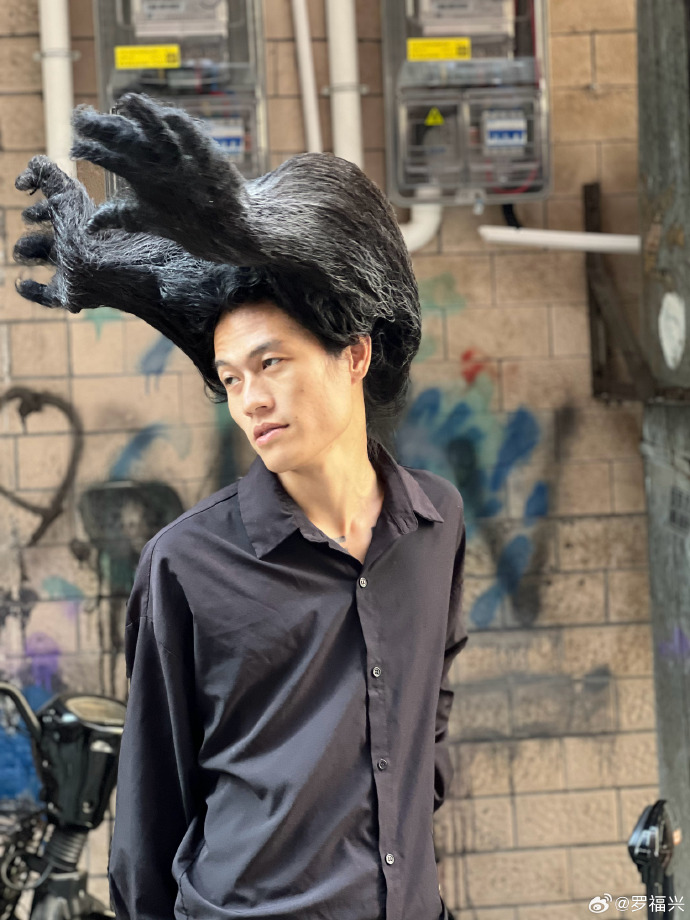 殺馬特教父全新「無敵龍抓手」髮型獲 240 萬讚：喜歡的小夥伴可以搞一個！