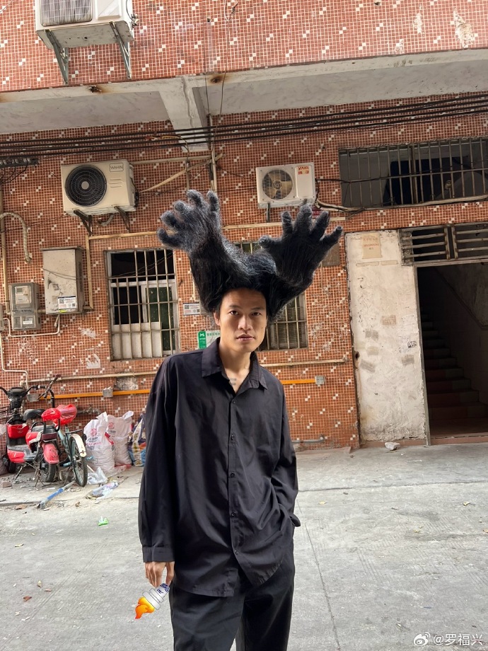 殺馬特教父全新「無敵龍抓手」髮型獲 240 萬讚：喜歡的小夥伴可以搞一個！