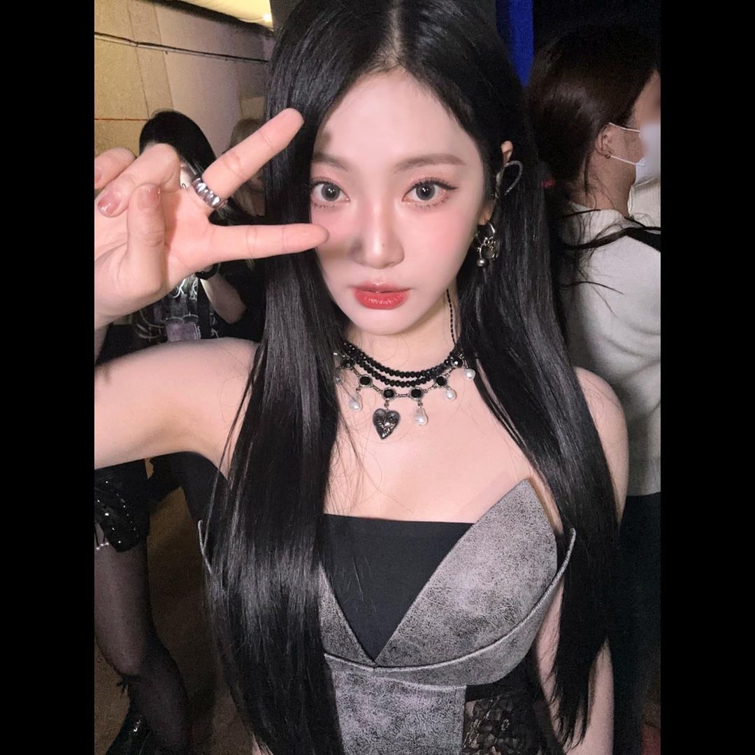 失控男粉持相機衝上台找 aespa！距離 Winter 只差一步秒遭保鑣壓制　驚悚畫面曝光