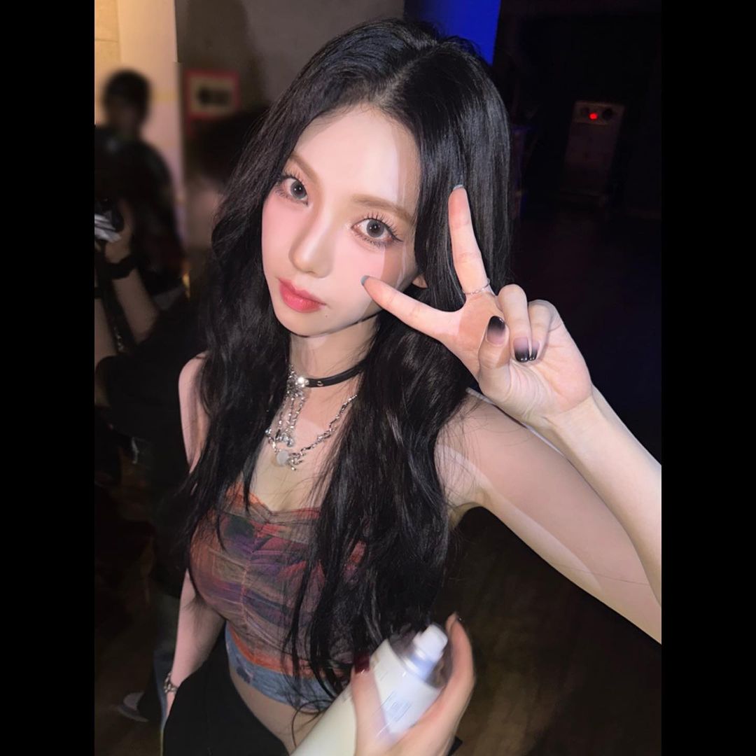 失控男粉持相機衝上台找 aespa！距離 Winter 只差一步秒遭保鑣壓制　驚悚畫面曝光