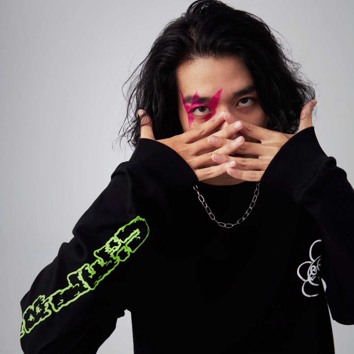 RJ 廉傑克曼打破沉默「我才不只八公分」藏頭詩回嗆。樂團主唱力挺自爆「我最小！」