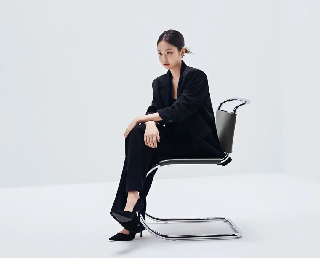 一小時湧進百萬人按讚！Jennie 個人品牌「OA」官方帳號正式開通，本人親喊話：「請期待 OA 與 BLACKPINK 的新開始！」