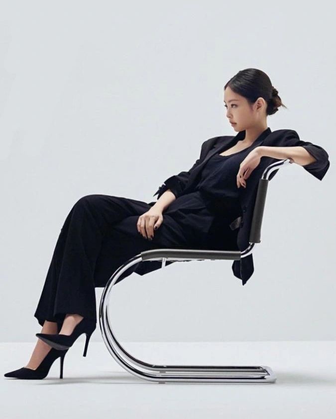 一小時湧進百萬人按讚！Jennie 個人品牌「OA」官方帳號正式開通，本人親喊話：「請期待 OA 與 BLACKPINK 的新開始！」