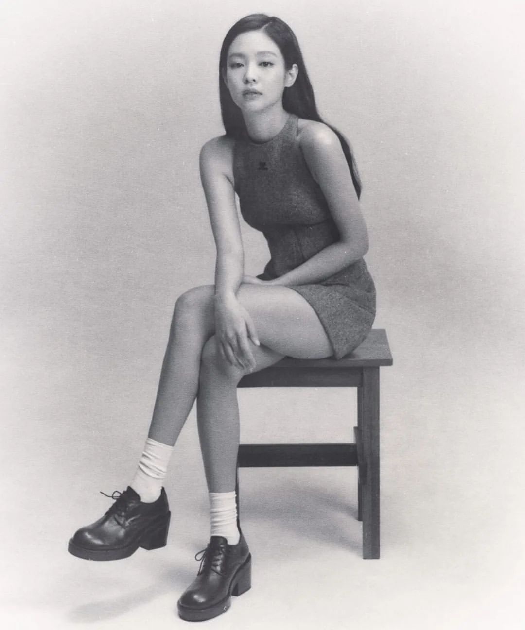 一小時湧進百萬人按讚！Jennie 個人品牌「OA」官方帳號正式開通，本人親喊話：「請期待 OA 與 BLACKPINK 的新開始！」