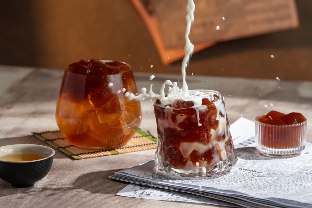 一言不合就聯名！八曜和茶 x 一沐日「粉粿柚香307、粉粿舞伎406奶茶」限時開賣。網友：茶王與料神完美融合