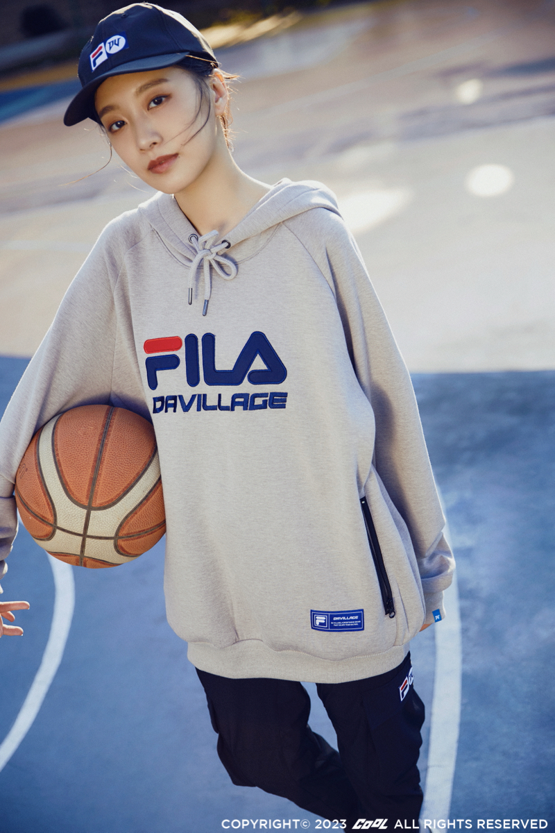 編輯精選三套聖誕穿搭！今昔DA VILLAGE攜手FILA推出聯名系列，寫下對穿搭的新年新渴望！