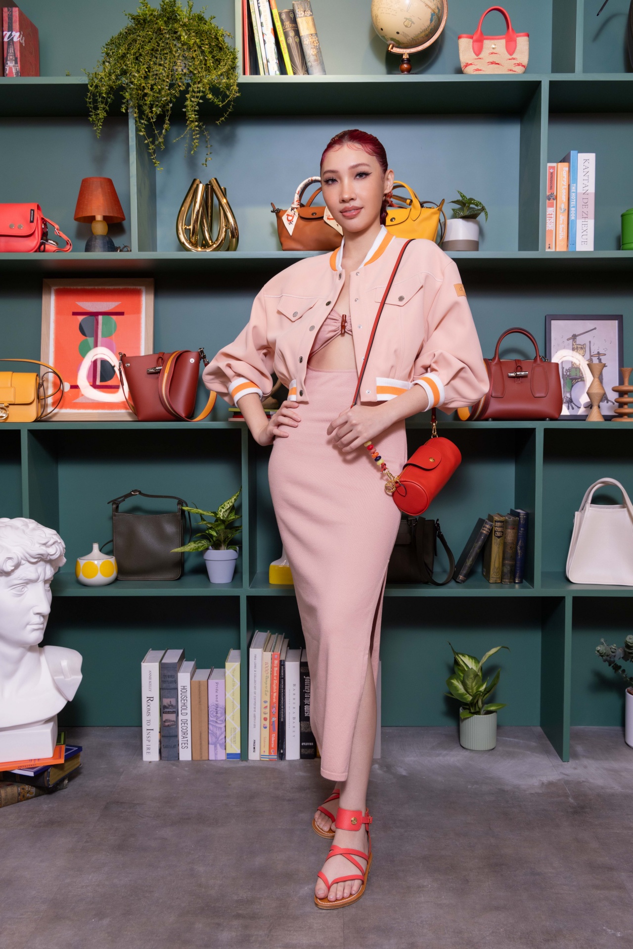 歡迎來到 LONGCHAMP UNIVERSITY！李沐、Karencici 演繹 2024 春夏系列！
