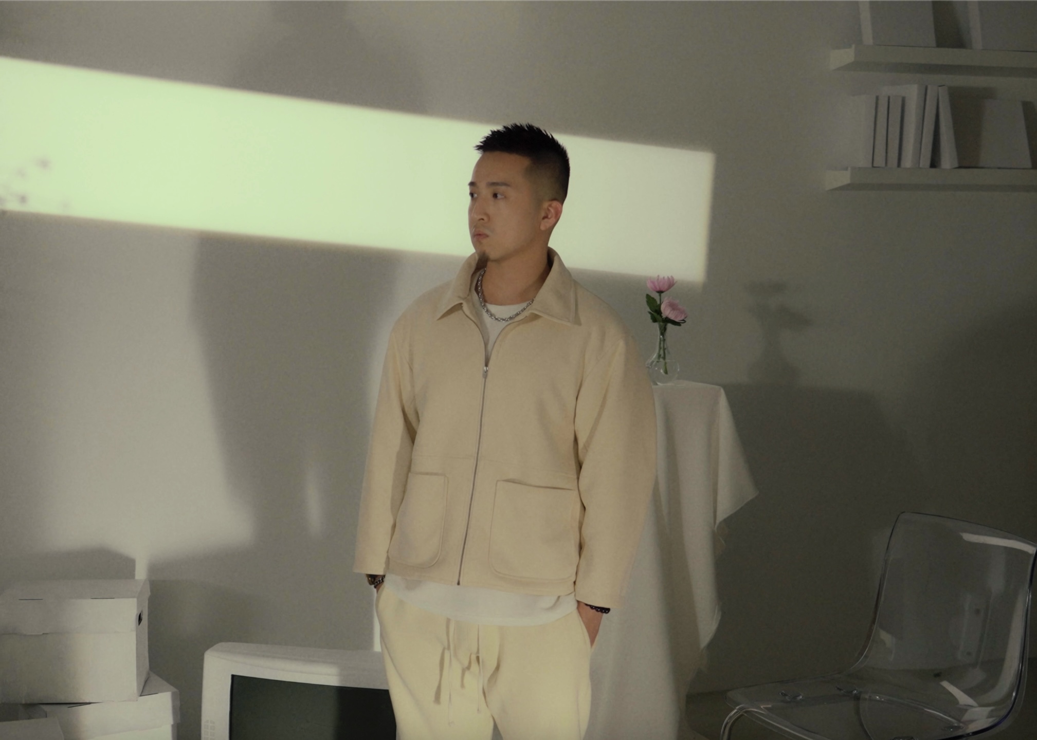 神秘創作新聲 J. WALK 單曲〈LATE BLOOMER〉MV 釋出 ！大膽揉合鋼琴伴奏、Trap、Boom Bap 曲風！