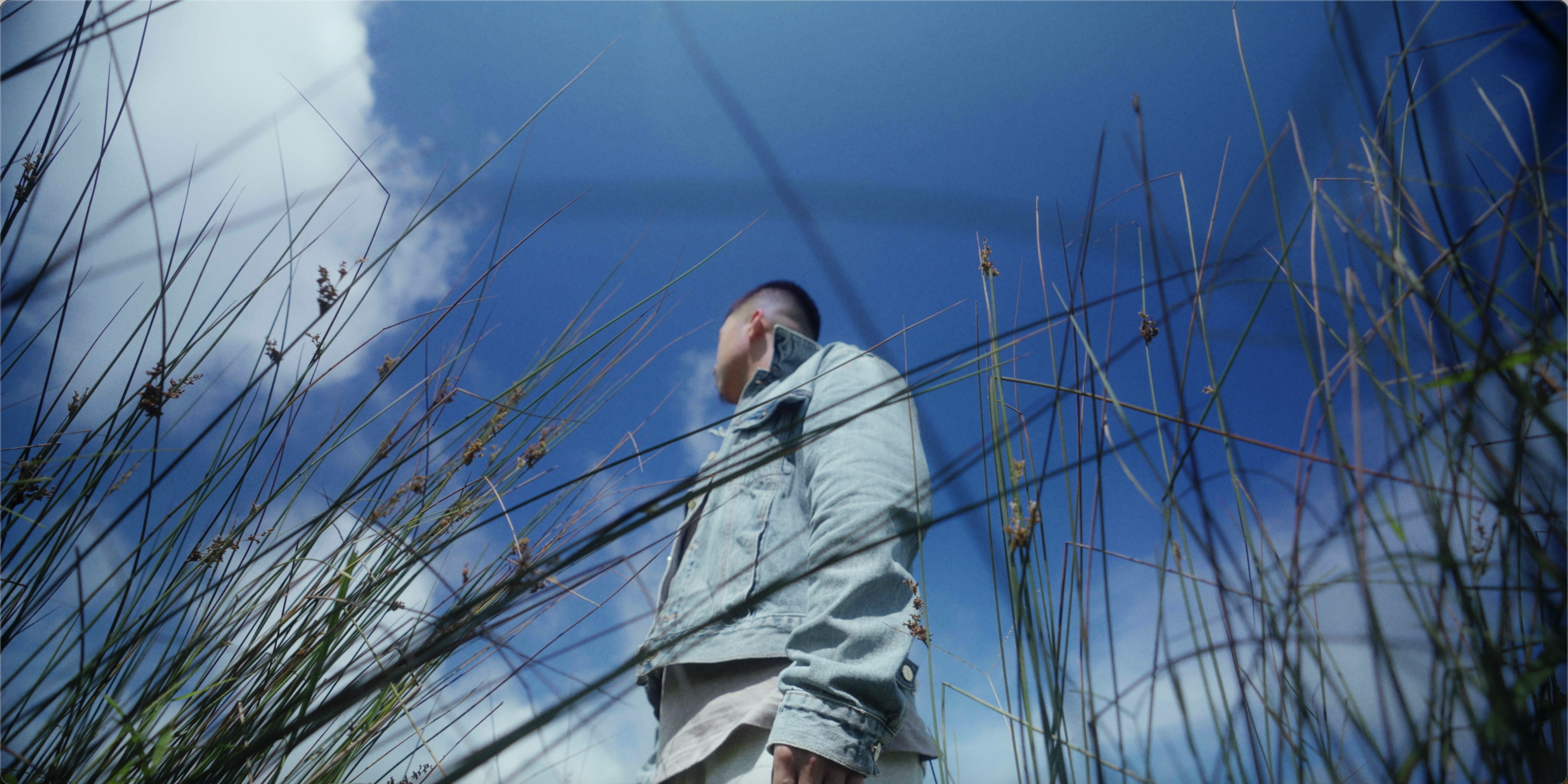 神秘創作新聲 J. WALK 單曲〈LATE BLOOMER〉MV 釋出 ！大膽揉合鋼琴伴奏、Trap、Boom Bap 曲風！