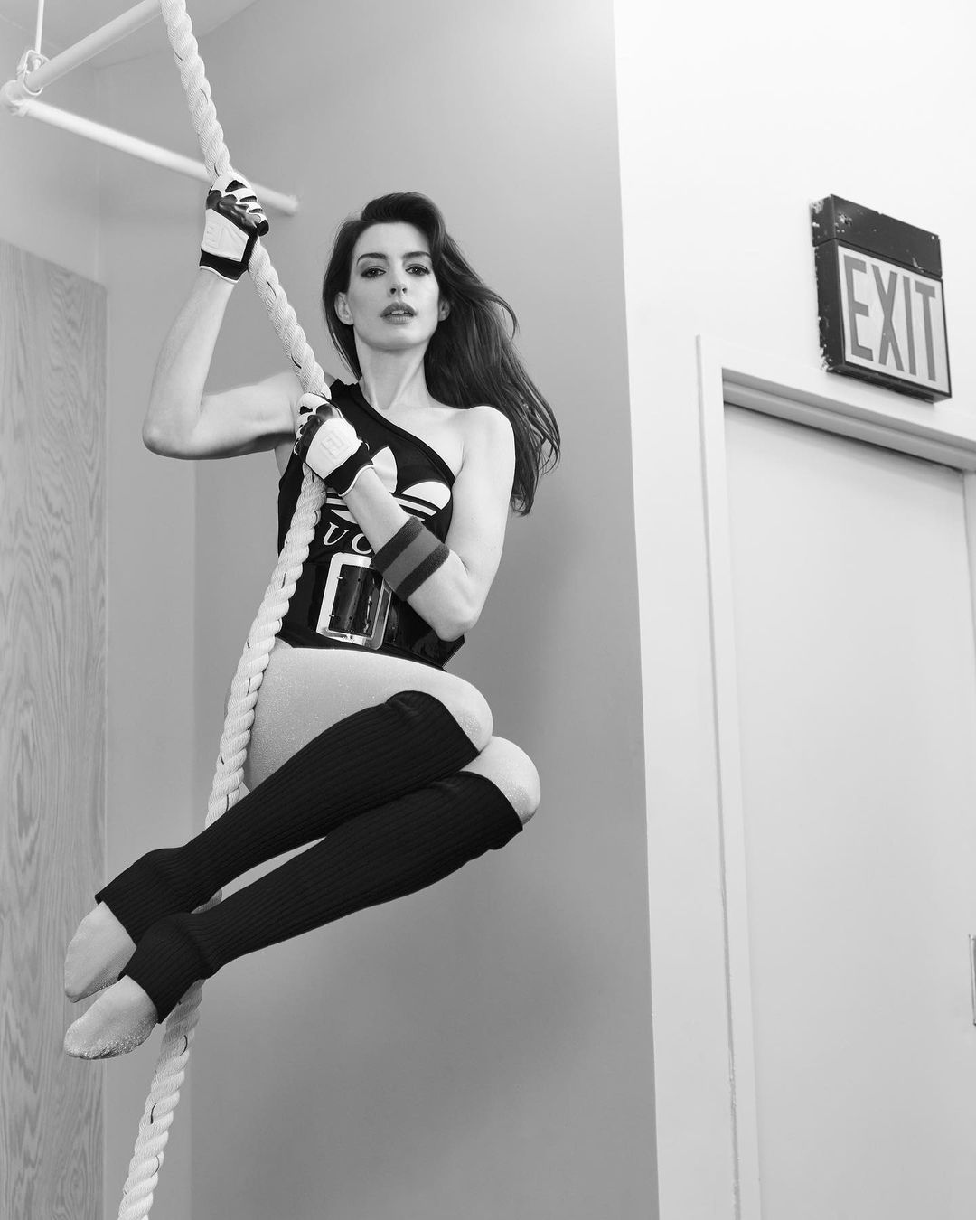 《芭比》原本要找她！安海瑟薇錯失角色仍大器讚揚：「瑪格羅比是最棒的版本！」