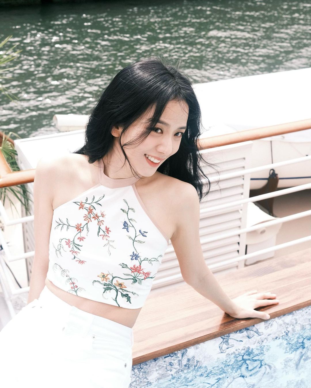 黛安娜王妃姪女也是她粉絲！ Jisoo 才貌雙全美翻全球 4.3 億人， MAMA 接連獲得 3 項大獎！