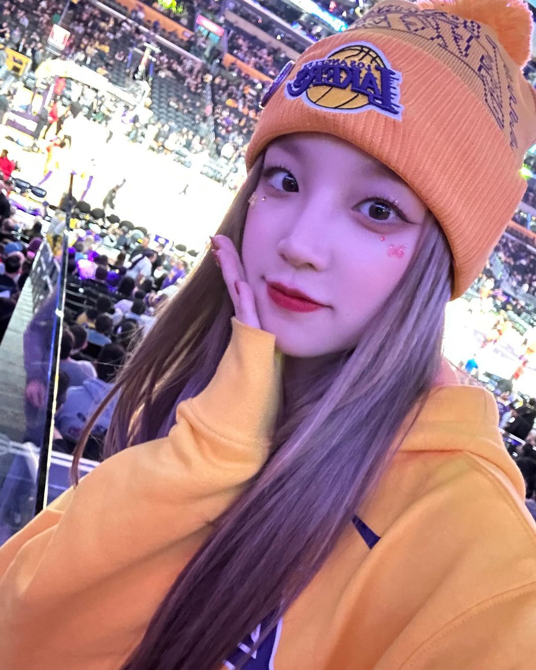 (G)I-DLE 雨琦造訪湖人主場！自曝是十年「詹皇粉」，向 LeBron 告白喊話：謝謝你啟發我的人生！