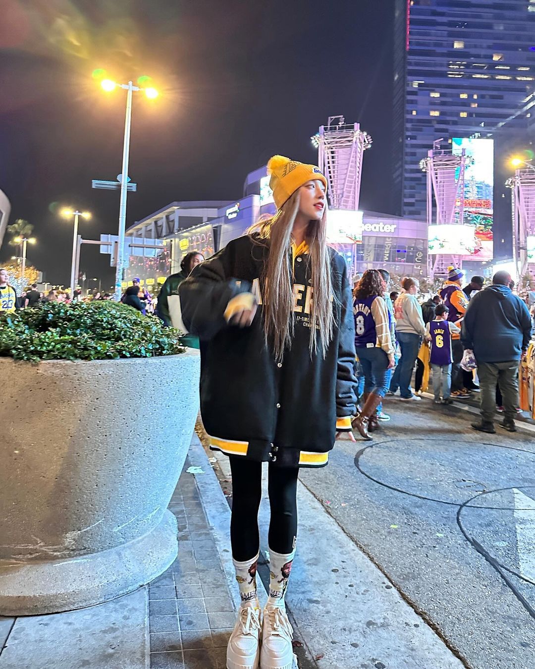 (G)I-DLE 雨琦造訪湖人主場！自曝是十年「詹皇粉」，向 LeBron 告白喊話：謝謝你啟發我的人生！