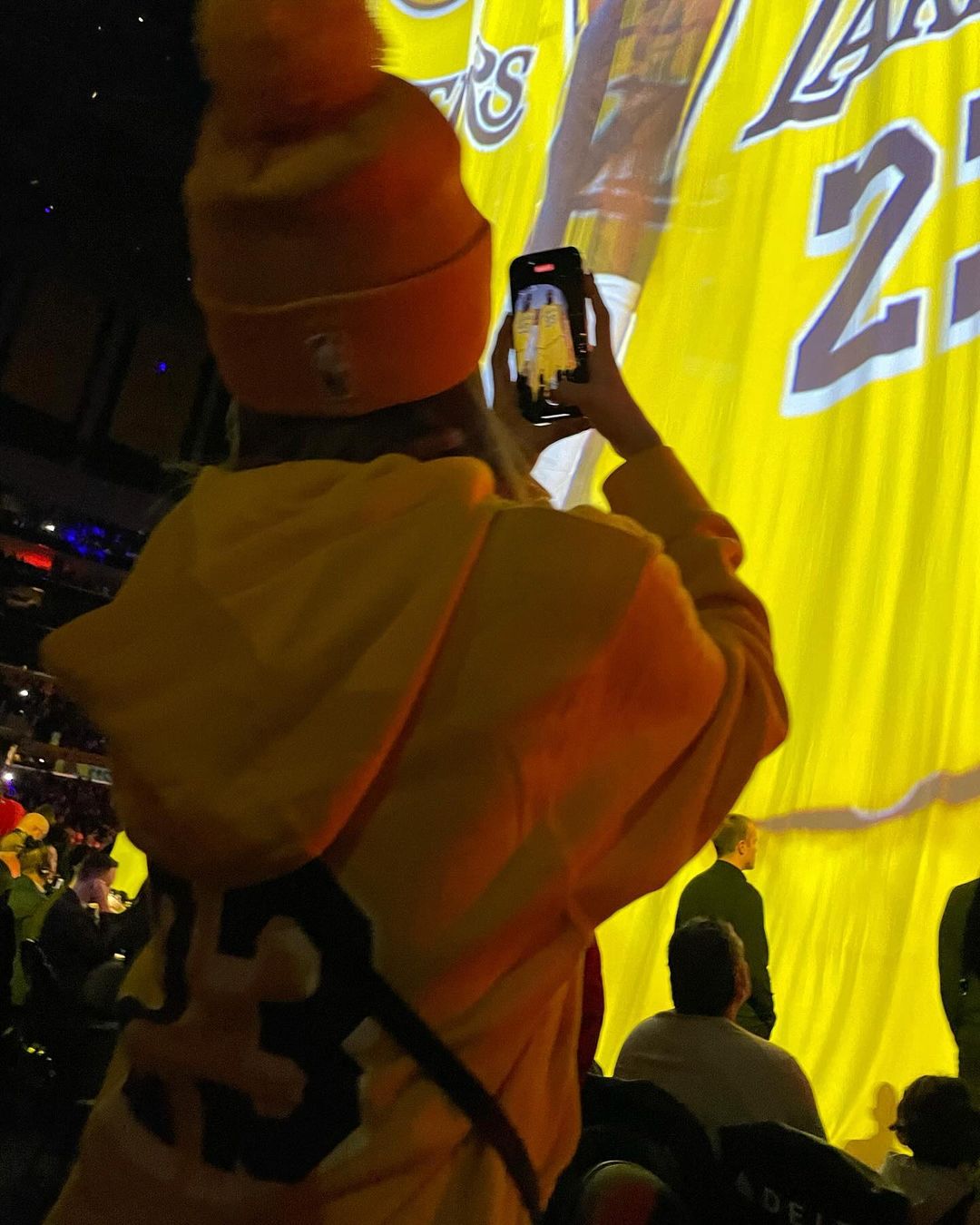 (G)I-DLE 雨琦造訪湖人主場！自曝是十年「詹皇粉」，向 LeBron 告白喊話：謝謝你啟發我的人生！