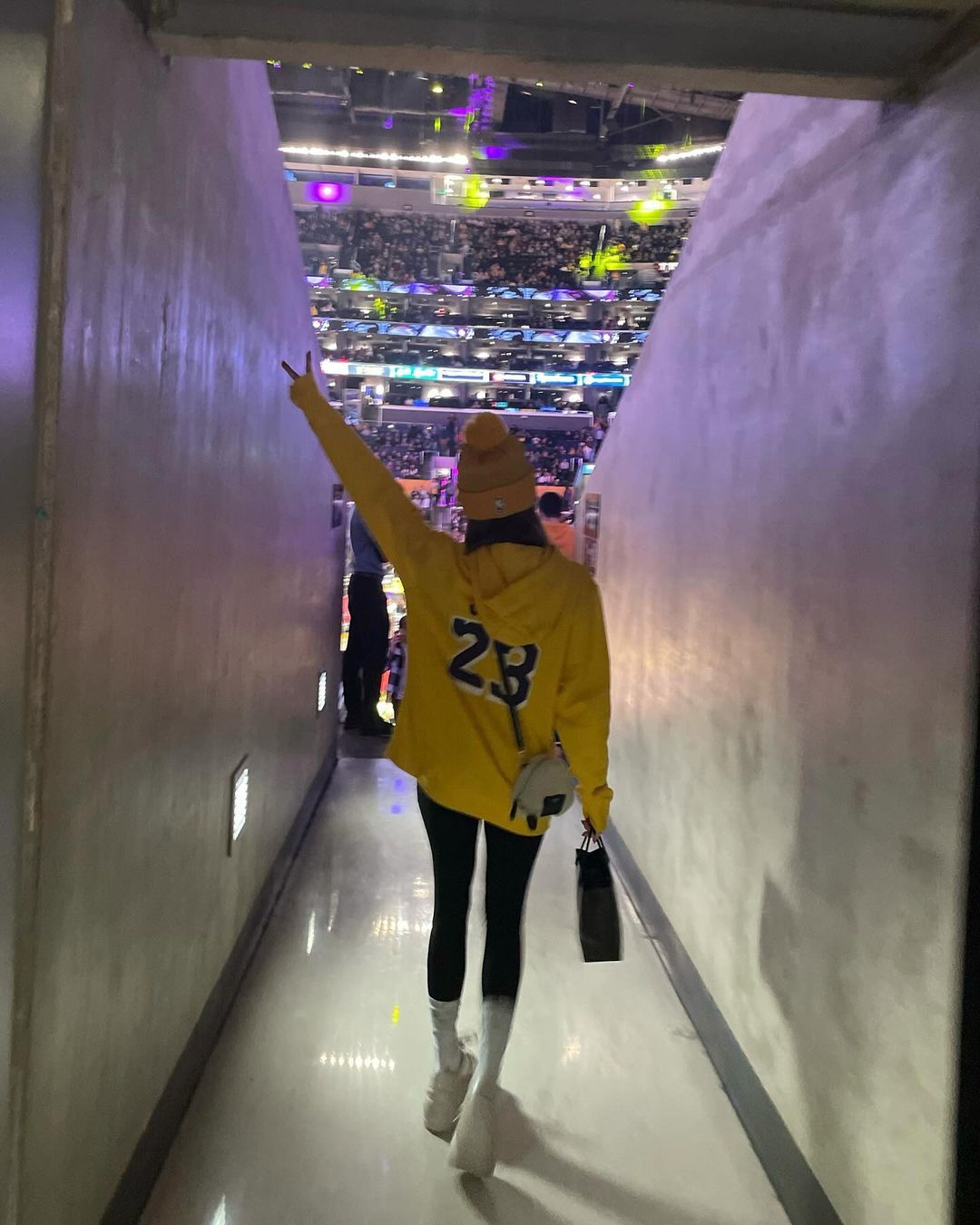 (G)I-DLE 雨琦造訪湖人主場！自曝是十年「詹皇粉」，向 LeBron 告白喊話：謝謝你啟發我的人生！