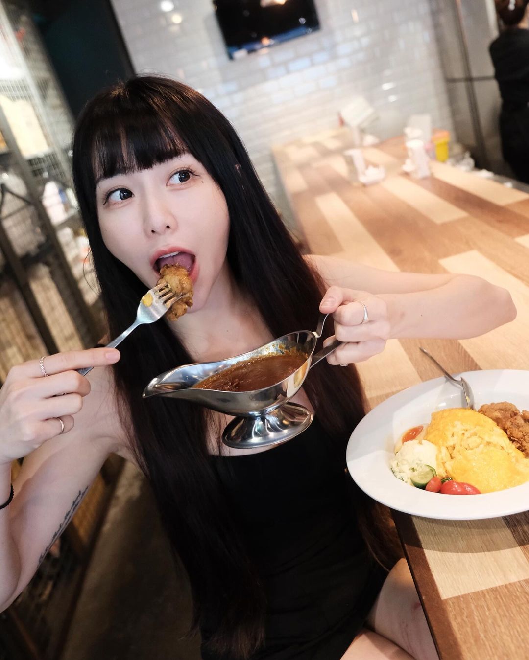 史上最「香」咖哩飯？夢想家啦啦隊長梓梓跨足餐飲業，宣布 Sexy Curry 咖哩飯店即將開幕！