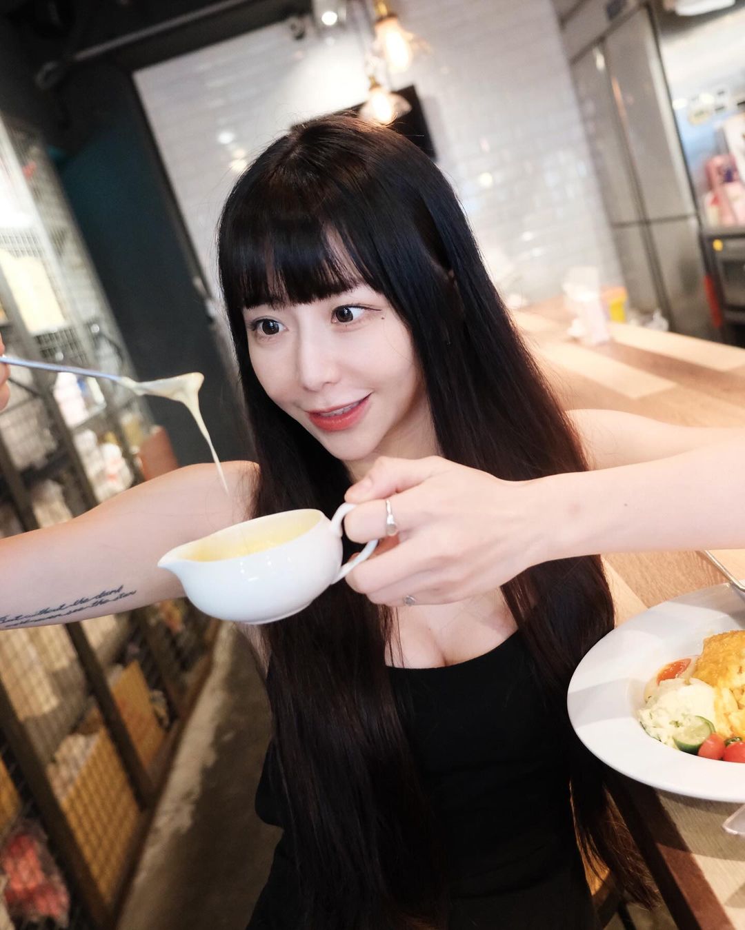 史上最「香」咖哩飯？夢想家啦啦隊長梓梓跨足餐飲業，宣布 Sexy Curry 咖哩飯店即將開幕！