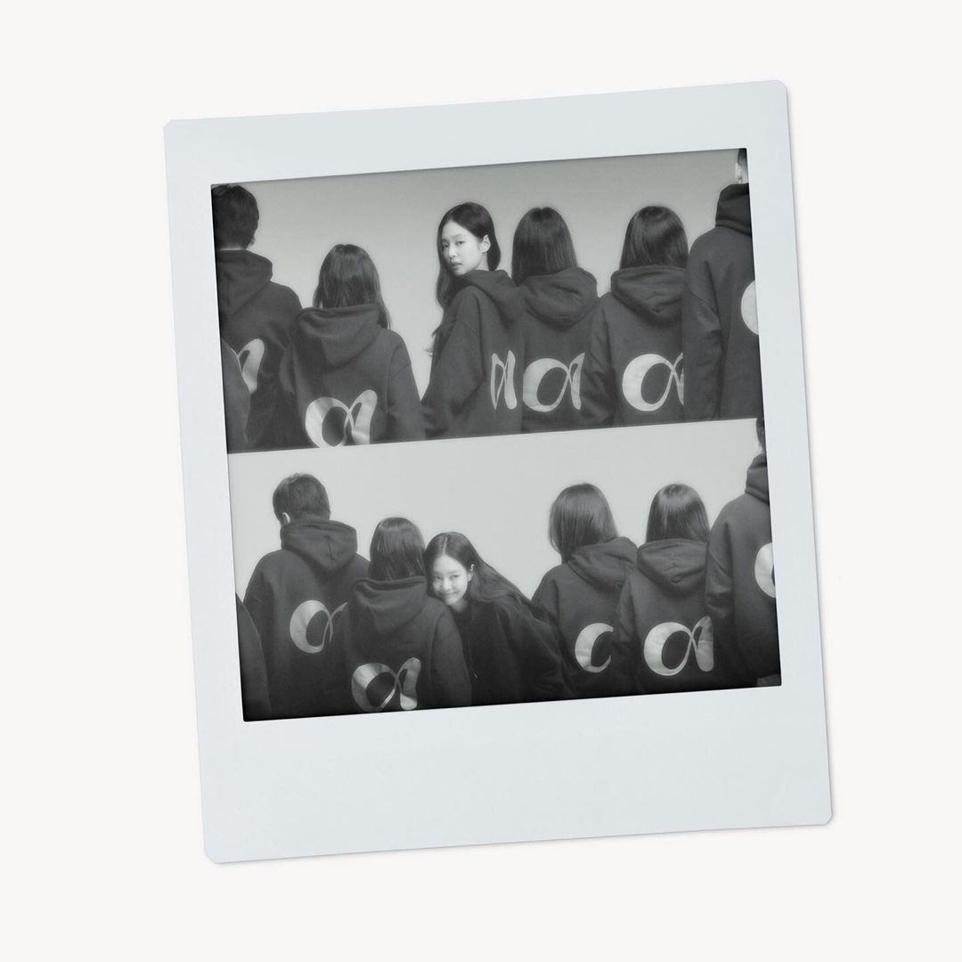 一小時湧進百萬人按讚！Jennie 個人品牌「OA」官方帳號正式開通，本人親喊話：「請期待 OA 與 BLACKPINK 的新開始！」