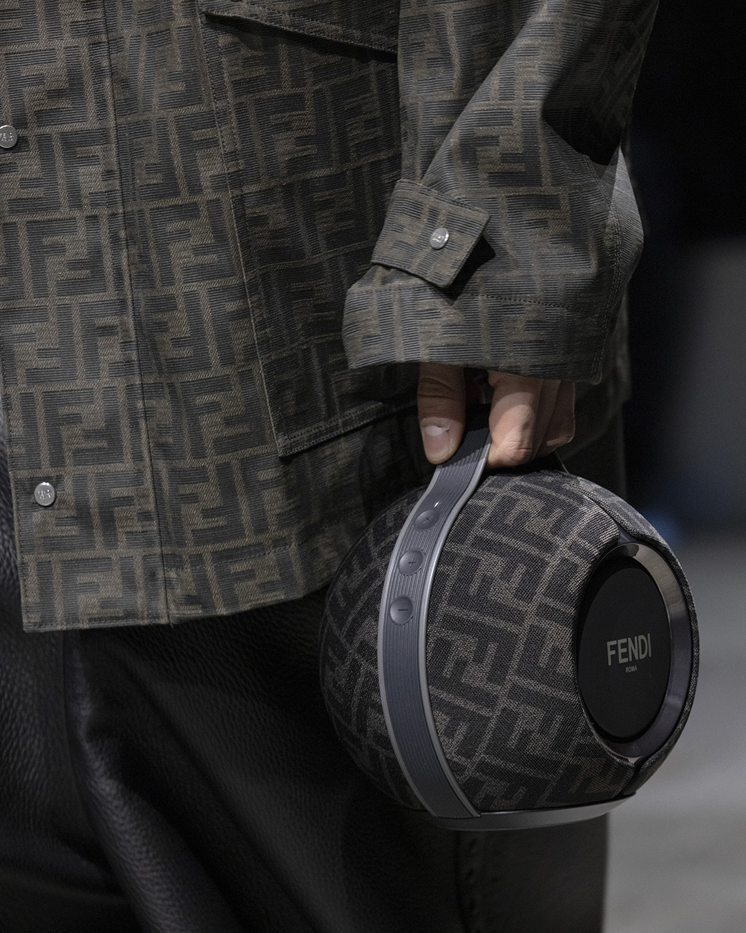 時尚與音響 絕配！Fendi x Devialet 聯名推出 Devialet Mania 可攜式藍牙喇叭，FF Monogram 老花優雅又耐看