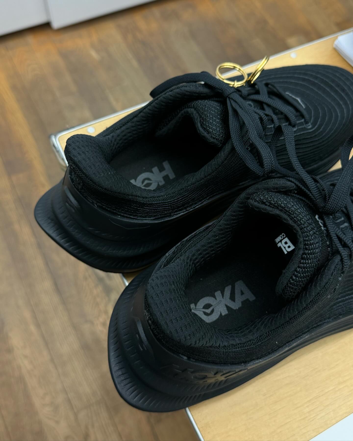 黑魂注入！BLACK COMME des GARÇONS x HOKA ONE ONE 聯名新作曝光