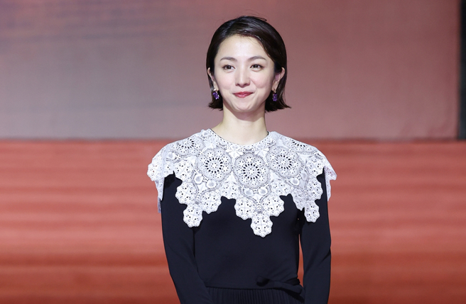 「初戀女神」滿島光曬出童年照！混血顏值超亮眼，精靈美貌從小養成！