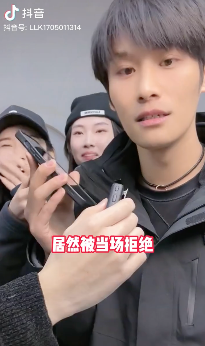 粉絲不滿！中國「直播一哥」大楊哥穿 TNF 出海釣魚，引網友留言：騙我買西域駱駝，自己穿北面！