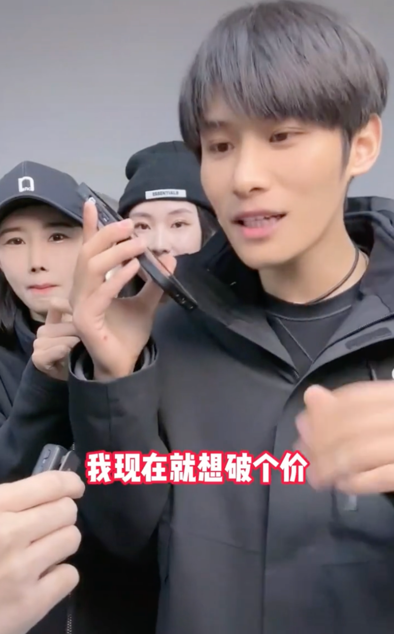 粉絲不滿！中國「直播一哥」大楊哥穿 TNF 出海釣魚，引網友留言：騙我買西域駱駝，自己穿北面！