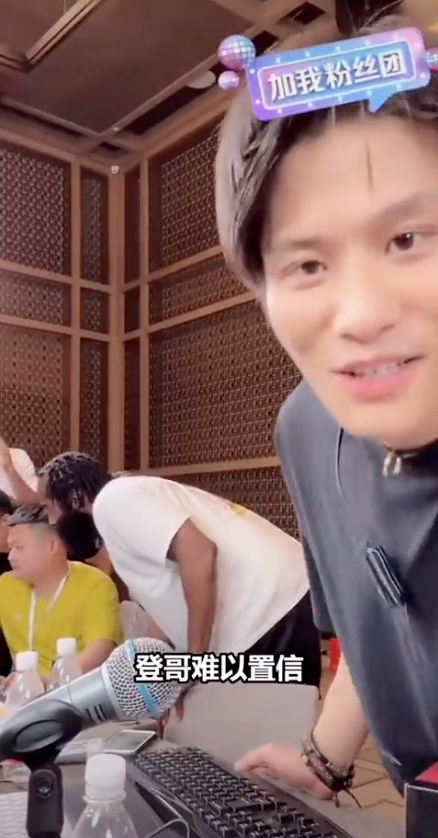 粉絲不滿！中國「直播一哥」大楊哥穿 TNF 出海釣魚，引網友留言：騙我買西域駱駝，自己穿北面！