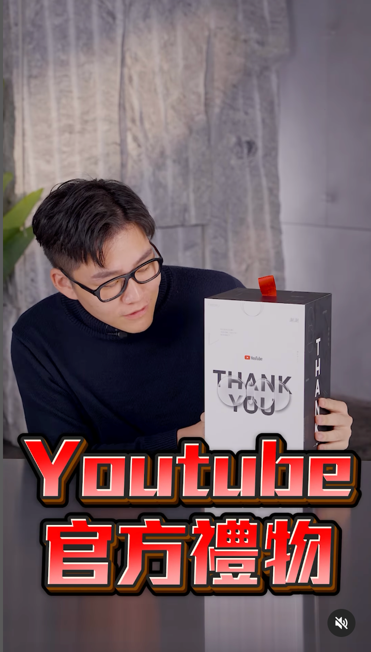 全台只有十幾隻！Joeman 開箱「超限量」Youtube 聯名庫柏力克熊，特殊功能讓百萬 YTR 直呼：羨慕！