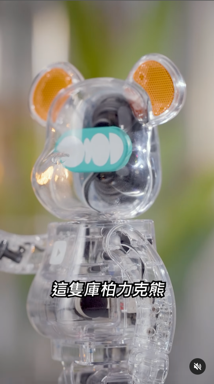 全台只有十幾隻！Joeman 開箱「超限量」Youtube 聯名庫柏力克熊，特殊功能讓百萬 YTR 直呼：羨慕！