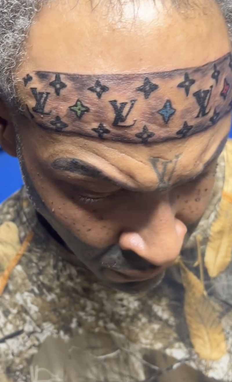 真是狠人！美國男子因臉上 LV 刺青爆紅，影片累積破百萬觀看！網友：那眉毛真不忍直視⋯