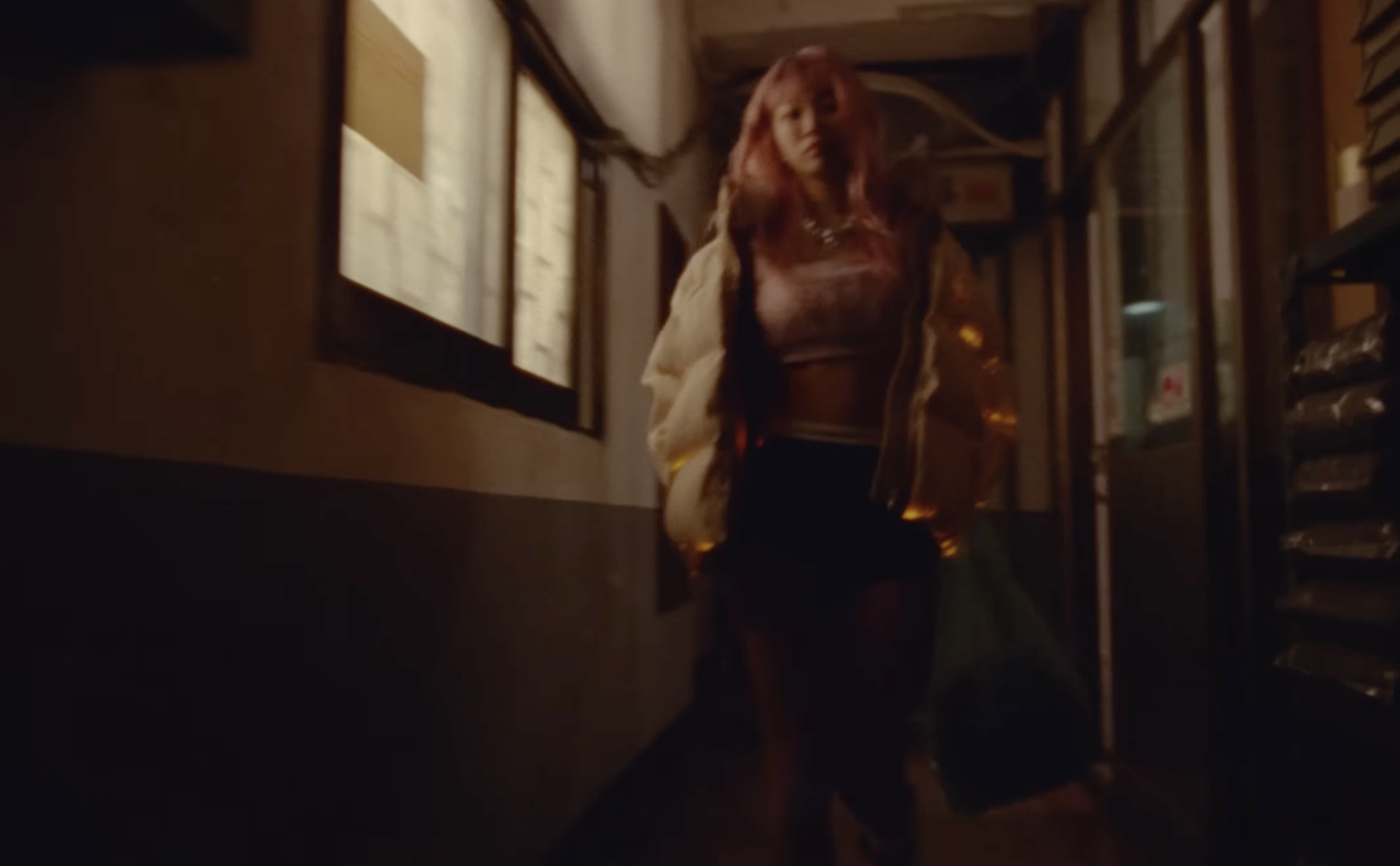 內衣外穿？LE SSERAFIM 回歸預告影片太辣惹議！網友：這是可以免費看的嗎？