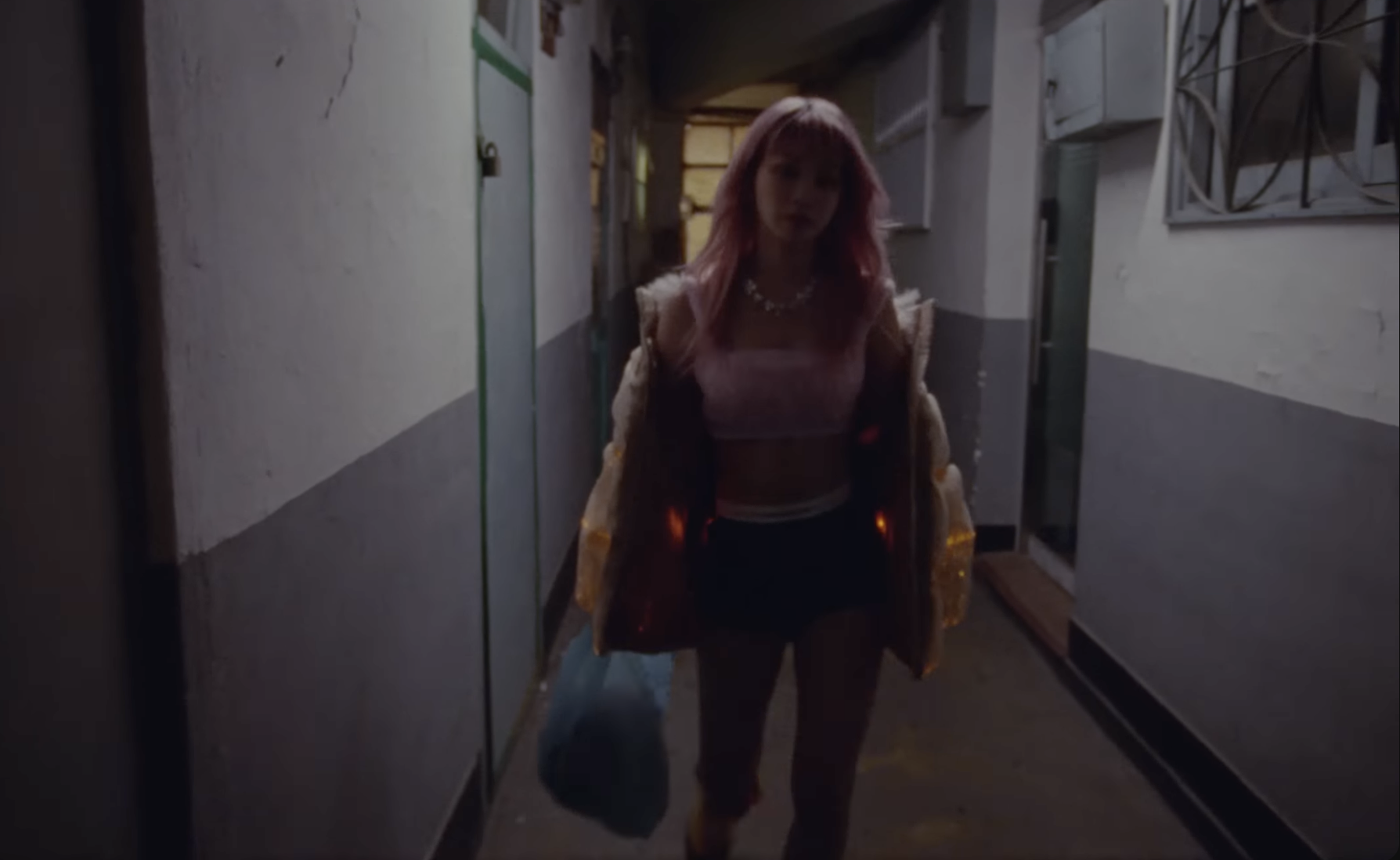 內衣外穿？LE SSERAFIM 回歸預告影片太辣惹議！網友：這是可以免費看的嗎？