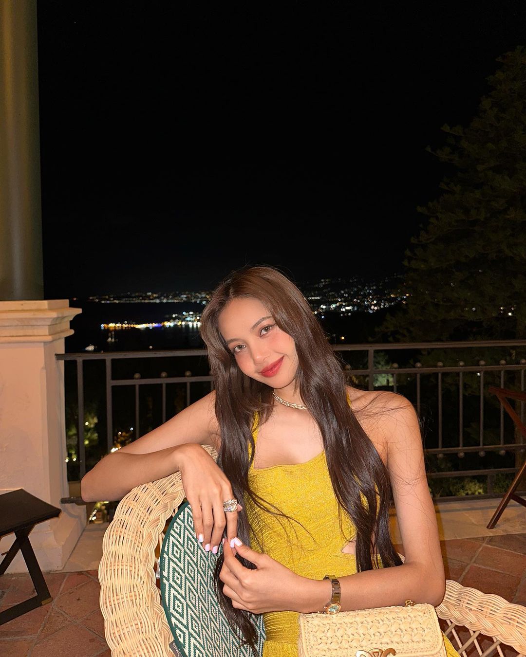 Lisa 黃金緊身戰袍重現「人間芭比」！法國第一夫人拉她上 C 位秒登全球熱搜