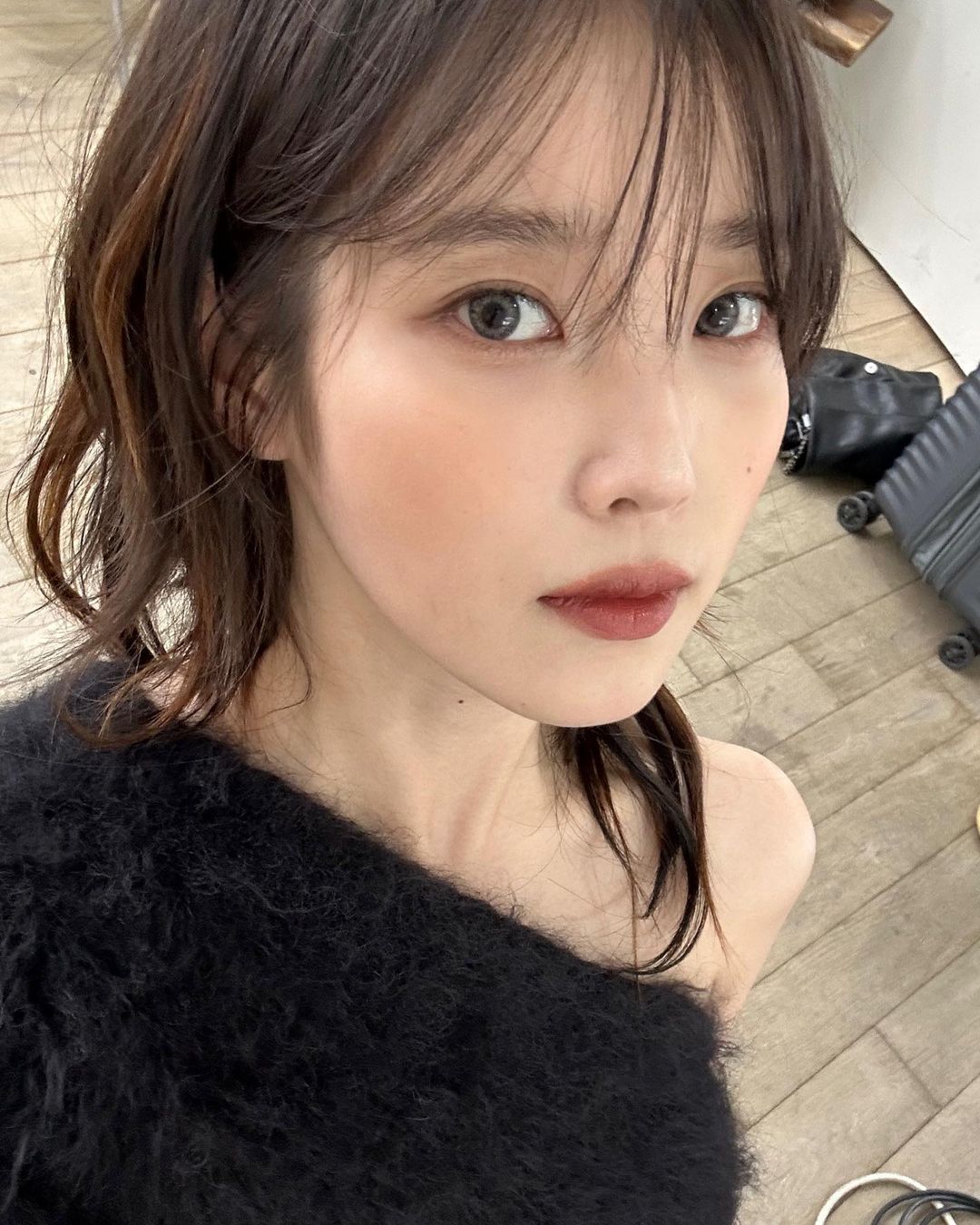 IU 新髮型曝光！粉金色短髮仙氣爆棚。親口認證變髮原因「即將要來的那件事」新專輯快來了？