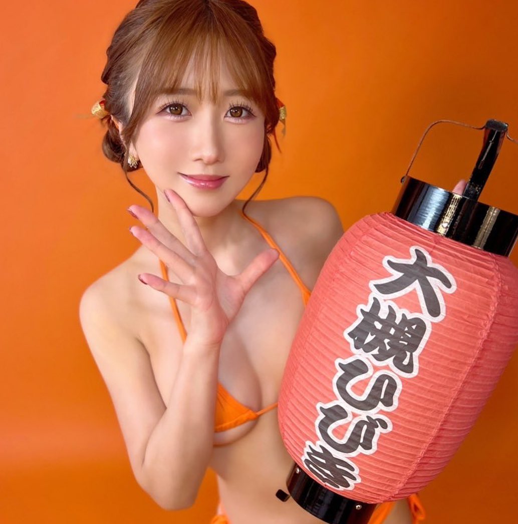 和粉絲直播互動斷線！「AV 挑逗女王」大槻響土下座道歉：水太多電腦噴壞了！