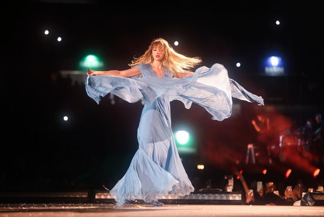 越愛越大方！男友連續 2 年闖進超級盃　泰勒絲直衝球場獻熱吻