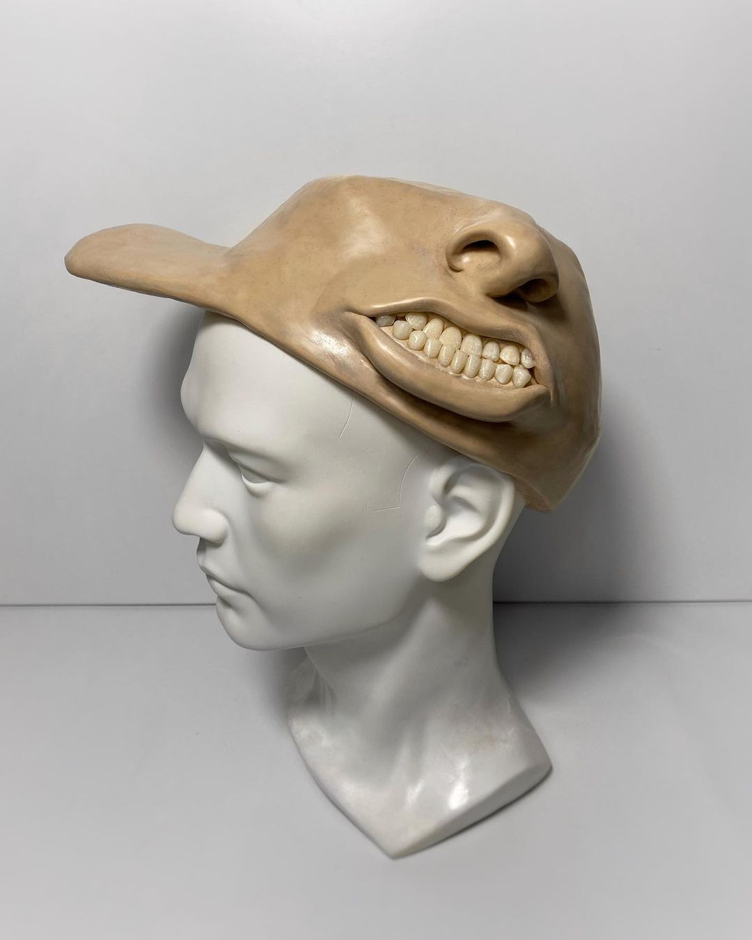 《咒術迴戰》咒靈為靈感？獨立品牌推出「扭曲人臉」獵奇帽款