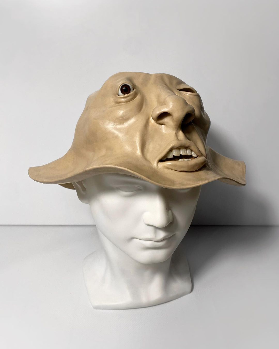 《咒術迴戰》咒靈為靈感？獨立品牌推出「扭曲人臉」獵奇帽款