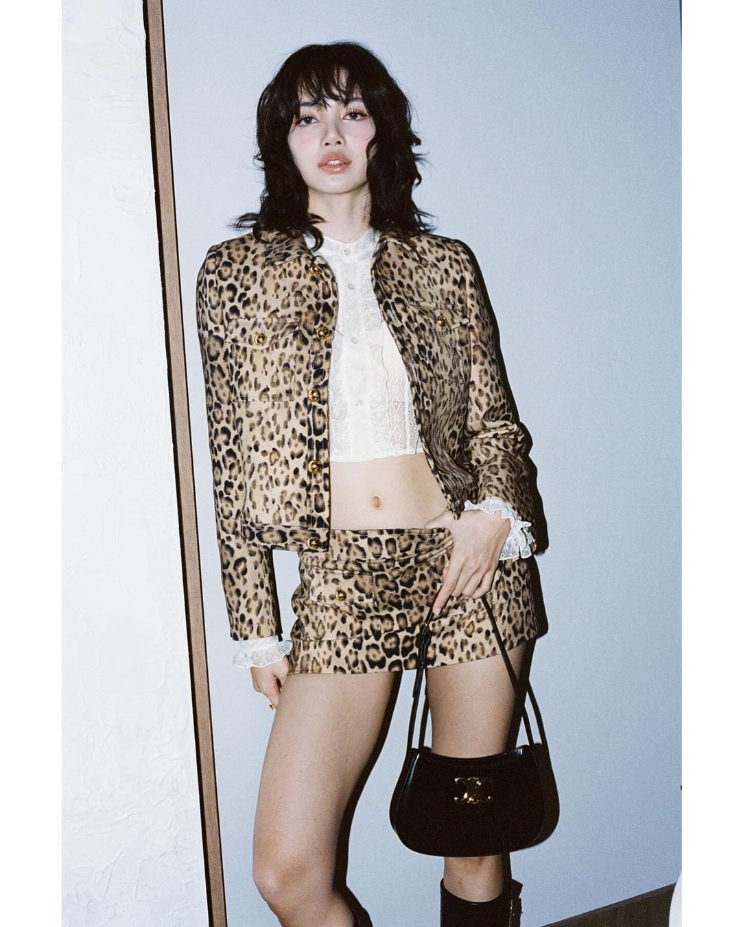 Lisa 黃金緊身戰袍重現「人間芭比」！法國第一夫人拉她上 C 位秒登全球熱搜