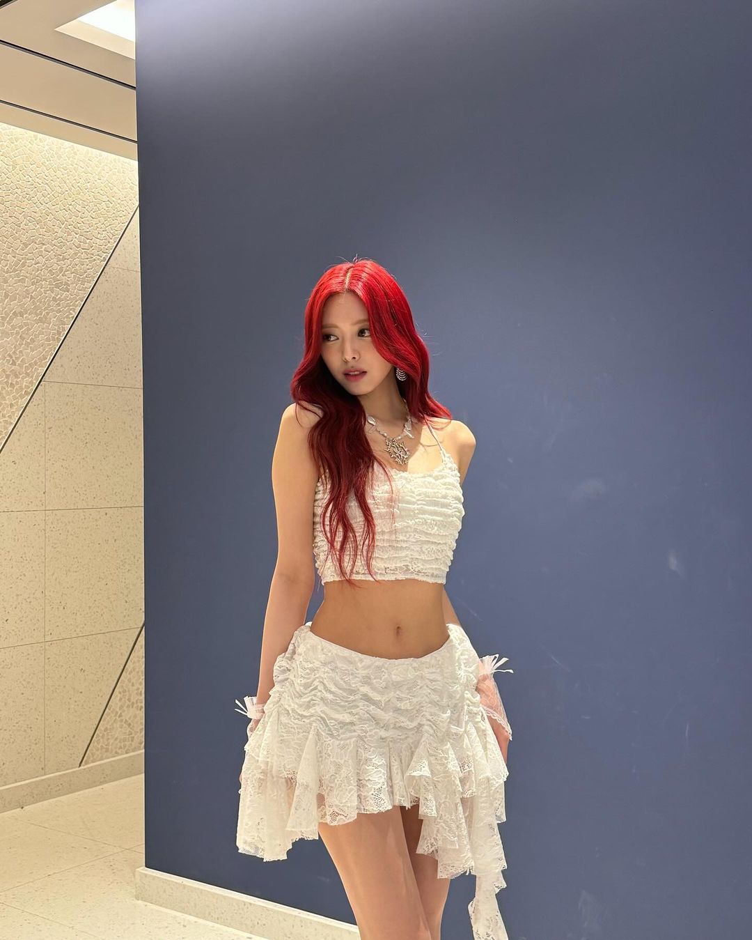 「人間腰精」ITZY 有娜辣到爆！熱舞挑戰轉身雪白嫩肌露一大片，網驚呼：影片有毒！