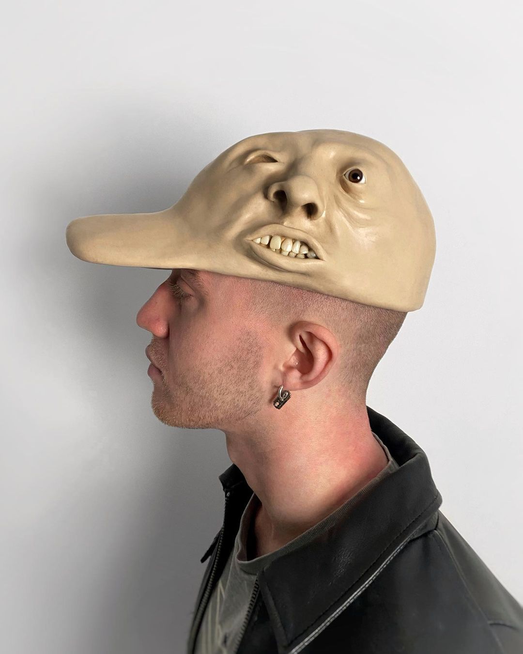 《咒術迴戰》咒靈為靈感？獨立品牌推出「扭曲人臉」獵奇帽款