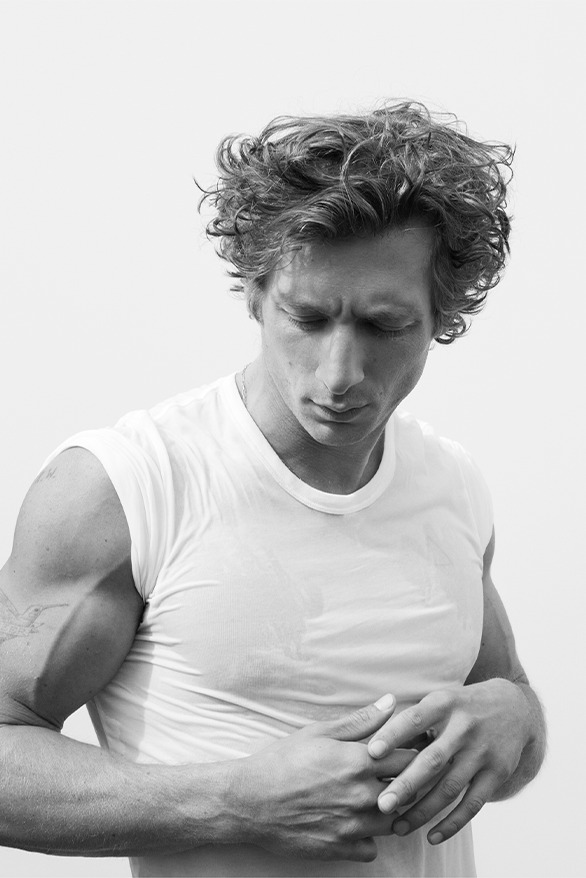 最性感的主廚來了！《大熊餐廳》男星 Jeremy Allen White 代言 CK 內褲，完美胸肌、人魚線太誘人！