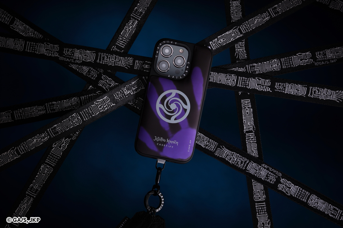 CASETiFY 全新獨家殘穢熱感手機殼，只要透過冷熱物體觸碰便可在黑色熱感表面上留下暗紫色的印記，模擬咒力殘穢。