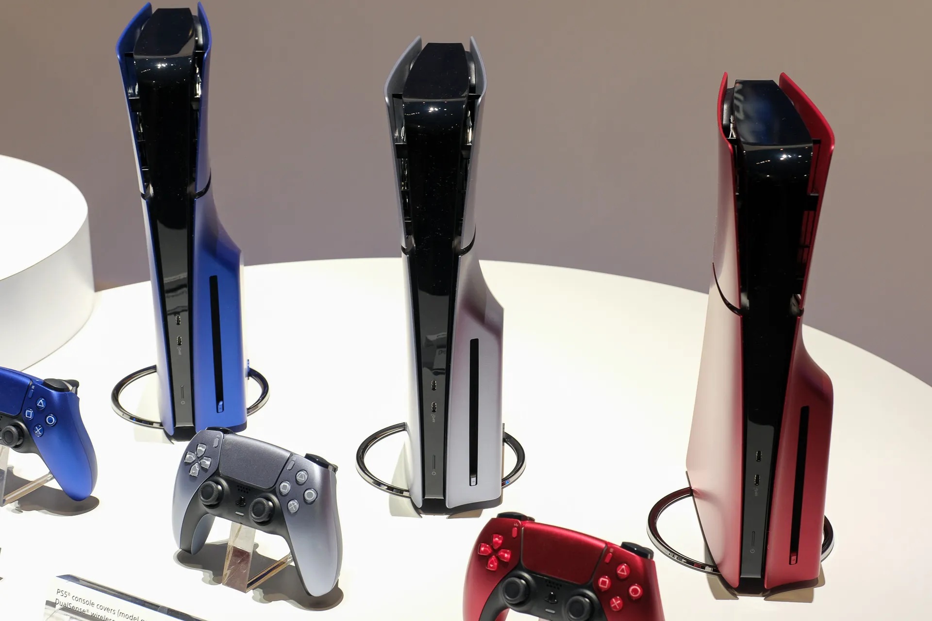 金屬質感帥炸！PlayStation 5 將推出三款替換護蓋，還有一款黑色正在製作中！